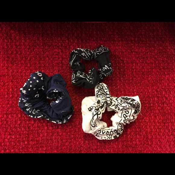 BUNDLE OF HAIR BANDS - Picture 1 of 2